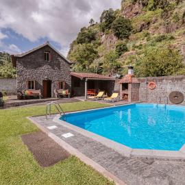 Casa da Pedra by Amazing Madeira، فندق في سانتانا