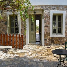 Komfort Stone House، فندق في Antimácheia