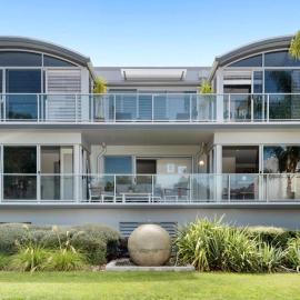 Modern Beach Apartment with Pool & Location, hotel in Mount Maunganui