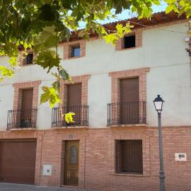 Casa La Fuente, hotel u gradu Huércanos
