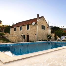 Holiday home Leptir, hotelli kohteessa Siverić