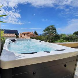 카시스에 위치한 호텔 Rêves de vie, le "Port Miou" vue mer, grande terrasse avec jacuzzi