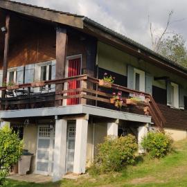 chalet deux chambres au calme: Saint-Brisson şehrinde bir otel