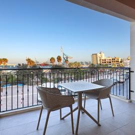 Gem Beachfront Apt with Amazing Bay and Sea Views, מלון בבירסבוגה