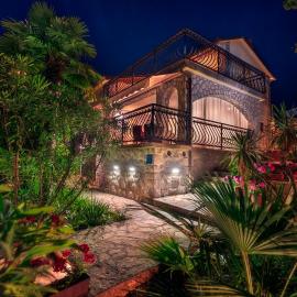 Holiday Home Lily-Just steps from the Sea, hotel a Njivice