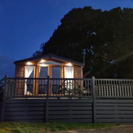 Foxwood Lodge Private Hot Tub Getaway, hotel in Swarland