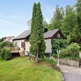 Beutiful house with large garden .: Lilla Edet şehrinde bir otel