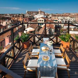 Penthouse with Rooftop Terrace and 360 Views of Venice - Venice5th, ξενοδοχείο στη Βενετία