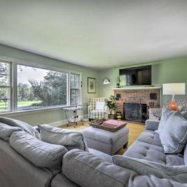 Hampton 'Quiet Corner Cottage' w/ Fireplace & Yard, hotel em Hamptonville
