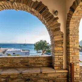 Traditional house by the sea, hotel i Istérnia