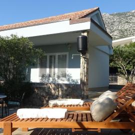 35 meters from sea Sweat house with garden, hotel en Karlobag