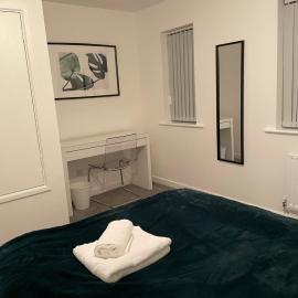 Lovely 2 bed house Cannock Driveway for 2 vehicles Perfect for contractors Business Travellers Short Stays Close to M54 M6 i54 A38 A5 McArthur Glen Designer Outlet, hotel en Cannock