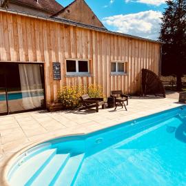 Pool house-L'hirondelle de Sermizelles- grand jardin, calme et nature aux portes du Morvan: Sermizelles şehrinde bir otel