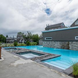 Condo climatisé près du Mont Sainte-Anne avec parc aquatique, piscine, spa, gym, arcades et billard !，布佩的飯店