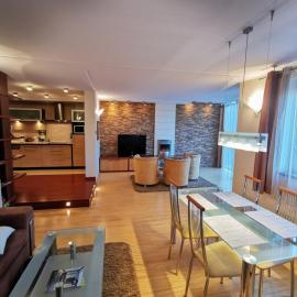 Uroczy apartament przy deptaku z parkingiem.