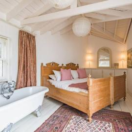 Trafalgar Cottage - Stunning sea view property on beach, hotel in Kingsdown