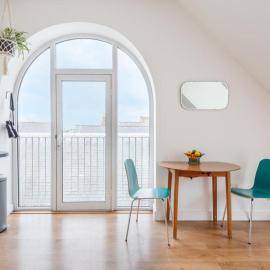 Bells Chapel - Bright Rooftop Apartment in the Centre of Town with Juliet Balconies