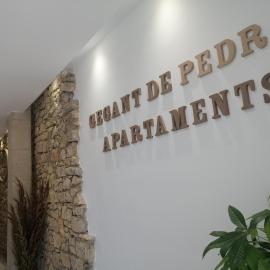 Gegant de Pedra Apartaments, hotel v destinaci Adzaneta