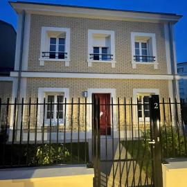 superbe villa au pied de Disneyland et val d'Europe, hotel a Serris
