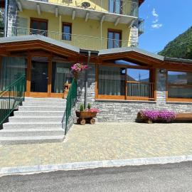 A fil di cielo, Hotel in Val Masino