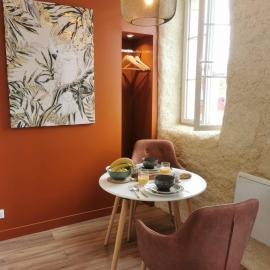 Les appartements du centre, 3 appartements avec CLIMATISATION, 4 appartements avec climatiseur mobile, refaits à neuf, 50m à pieds des commerces, restaurants, parking gratuit, hotell sihtkohas Salies-de-Béarn
