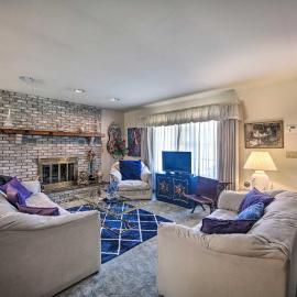 12 Mi to Hersheypark: Family Home w/ Deck!, hotel in Harrisburg