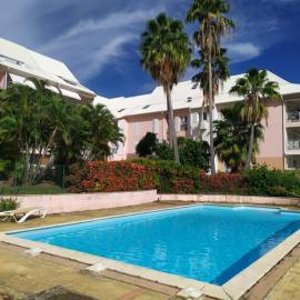 Charmant appartement en bord de mer avec piscine, hotelli kohteessa Gourbeyre