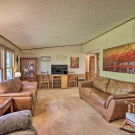 Charming Burdett Home with Grill, Gazebo + Yard, hotel a Burdett