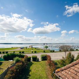 Cottage "Le LOTUS" face au Lac de la forêt d'Orient - Les Cottages du Belvédère, hotel in Mesnil-Saint-Père
