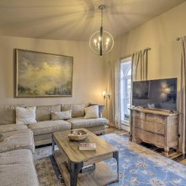 Chic Main Street Retreat < 7 Mi to KY Horse Park!, hotell sihtkohas Georgetown