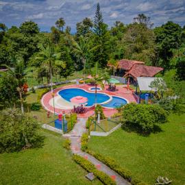 Finca Hotel San Isidro – hotel w mieście Hojas Anchas