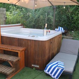 Palm 1 Park Home With Hot Tub, Hotel in Swanage