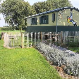 Roulotte les Mésanges, Hotel in Rebecq-Rognon
