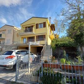 Villetta con giardino e parcheggio coperto, hotell i Loreto