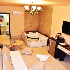 Al-Naher Al-Khaled Hotel, ξενοδοχείο στην Άκαμπα