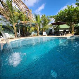 Jaco Surf Beachbungalow, hotel in Jacó