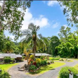 Pademelon Park BnB، فندق في Speewah