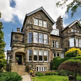 Central Harrogate townhouse apartment with parking, hotel in Harrogate