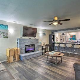 Hot Tub & Theater Room: Tropical Springfield Home, hotel a Springfield