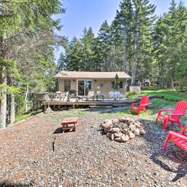 Cozy Cottage on Cat Cove w/ Wraparound Deck!: Stonington şehrinde bir otel