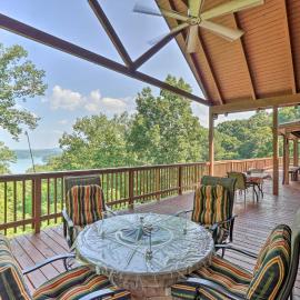 Custom Cabin w/ 12 Acres on Dale Hollow Lake!, hotelli kohteessa Celina