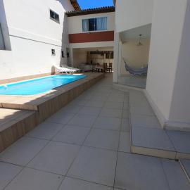 Casa 300m², dois andares, 4 suites a 150m da praia
