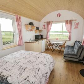 The Lazy Llama Shepherd Hut & Sauna, hotel in Ballyshannon