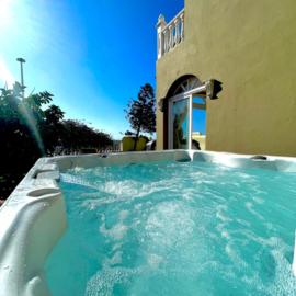 Villa - Sleeps 4 - Jacuzzi - Garden - Pet friendly