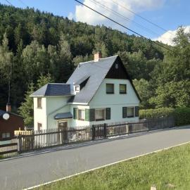 Ferienhaus Rosemarie Erlbach Vogtland, hotelli kohteessa Erlbach