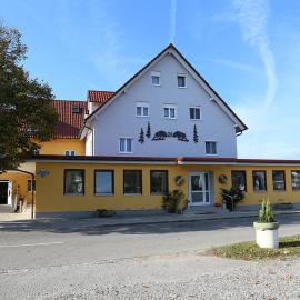 Zu Müllers Winkelhausen، فندق في Langenmosen