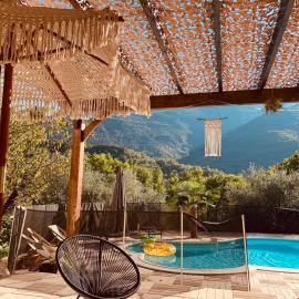 La Casa Bohème - Havre de paix avec piscine chauffée montagne, hotel u gradu 'Puget-Théniers'