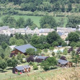 Village de Gite - La Cascade โรงแรมในSainte-Eulalie-dʼOlt