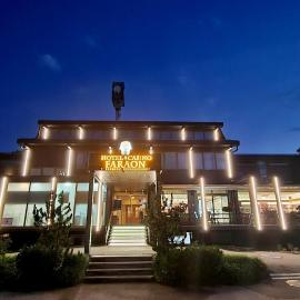 Hotel Faraon, מלון בצליה