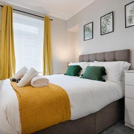 Bright & Spacious Home Near Swansea & Beach, hotel in Swansea